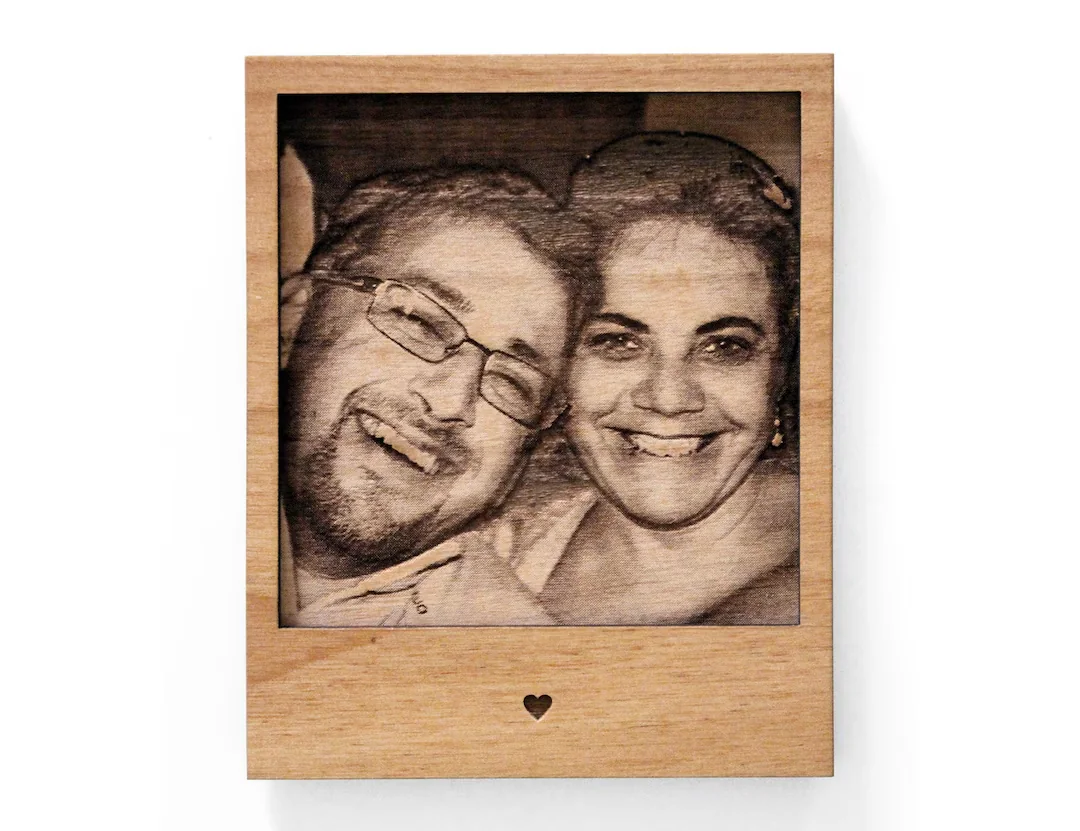 Grawerowane zdjęcie pary w ramce polaroid