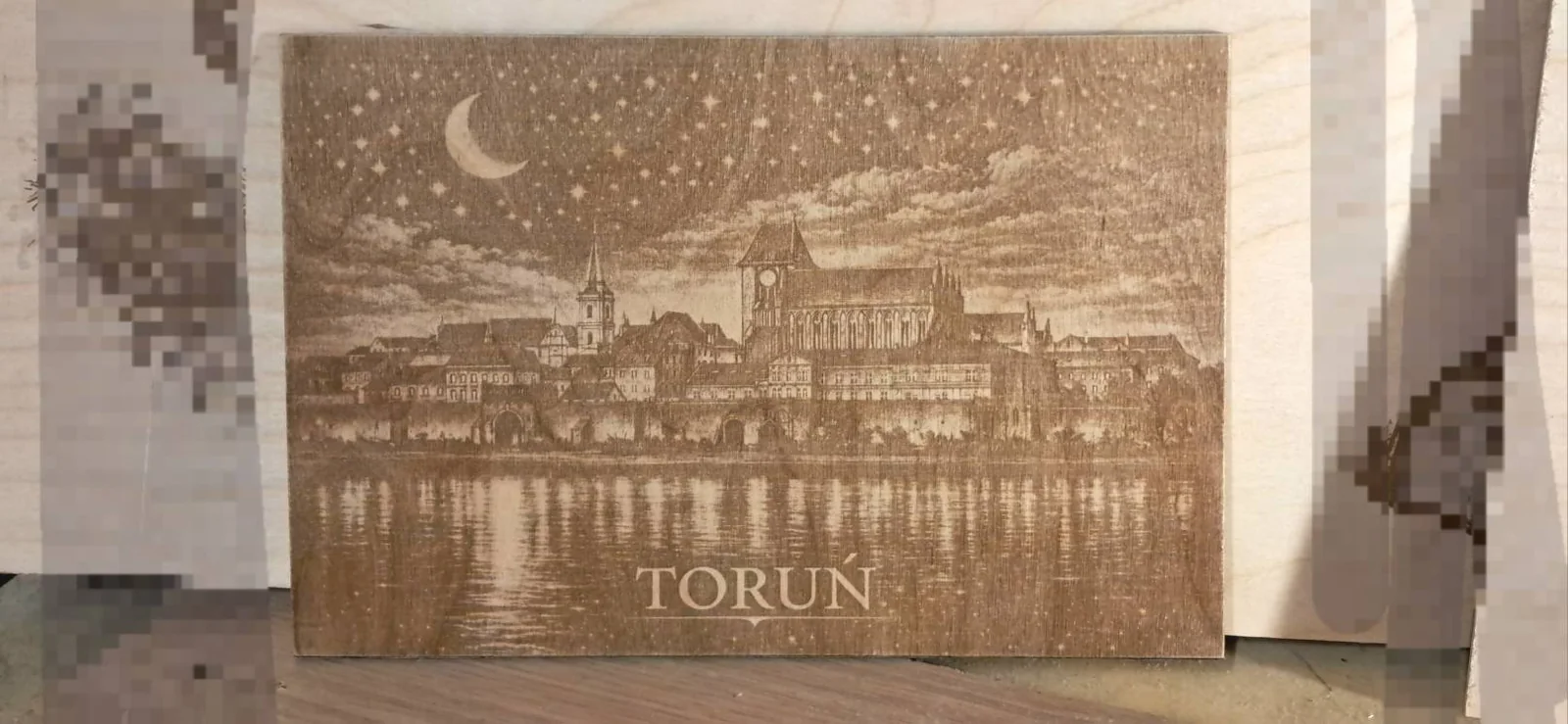 Panorama Torunia grawerowana na drewnie